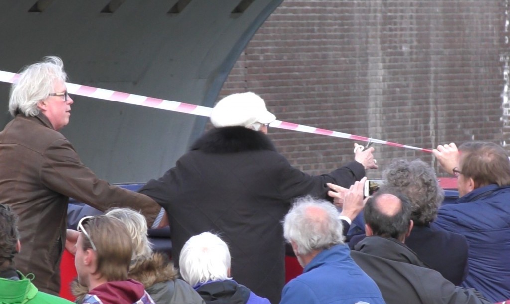 Mevrouw Bouter knipt het lint door en opent de Catharijnesingel